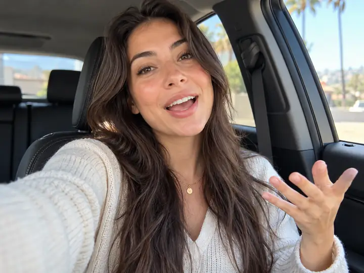 Lächelnde Frau filmt ein natürliches Creator-Video in einem Auto